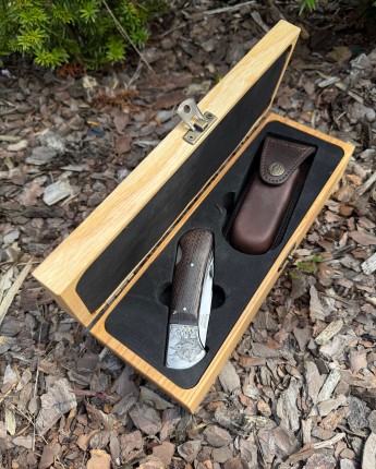 Zestaw prezentowy z nożem składanym z rękojeścią z poroża oraz skórzanym pokrowcem, umieszczony w drewnianym etui. Przejdź do oferty zestawów prezentowych. Zestaw prezentowy z nożem składanym z rękojeścią z poroża oraz skórzanym pokrowcem, umieszczony w drewnianym etui. Przejdź do oferty zestawów prezentowych.